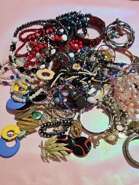 2 Pounds Of Jewlery For Crafting And Rapair Multicolor Beaded & Metal Pieces.